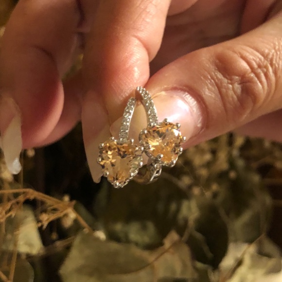 18K Heart Shaped Cubic Zirconia Champagne Hoop Ear - Picture 4 of 7